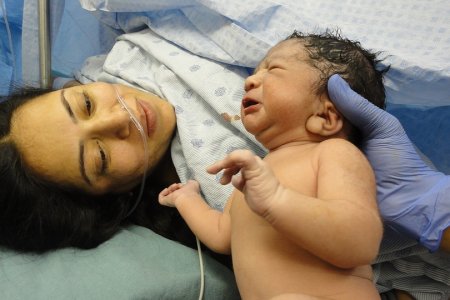 Фото - 18-летняя беременная девушка вышла из комы и родила 7-месячную дочь