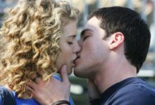 Фото - Ученые выяснили, почему люди наклоняют голову во время поцелуев